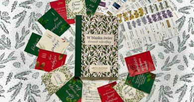 „W blasku świec. Dziennik adwentowy” – uBOGAcONA