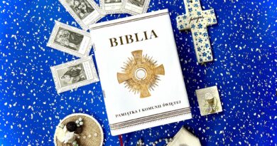 Biblia Edukacyjna w obwolucie komunijnej – Wydawnictwo M